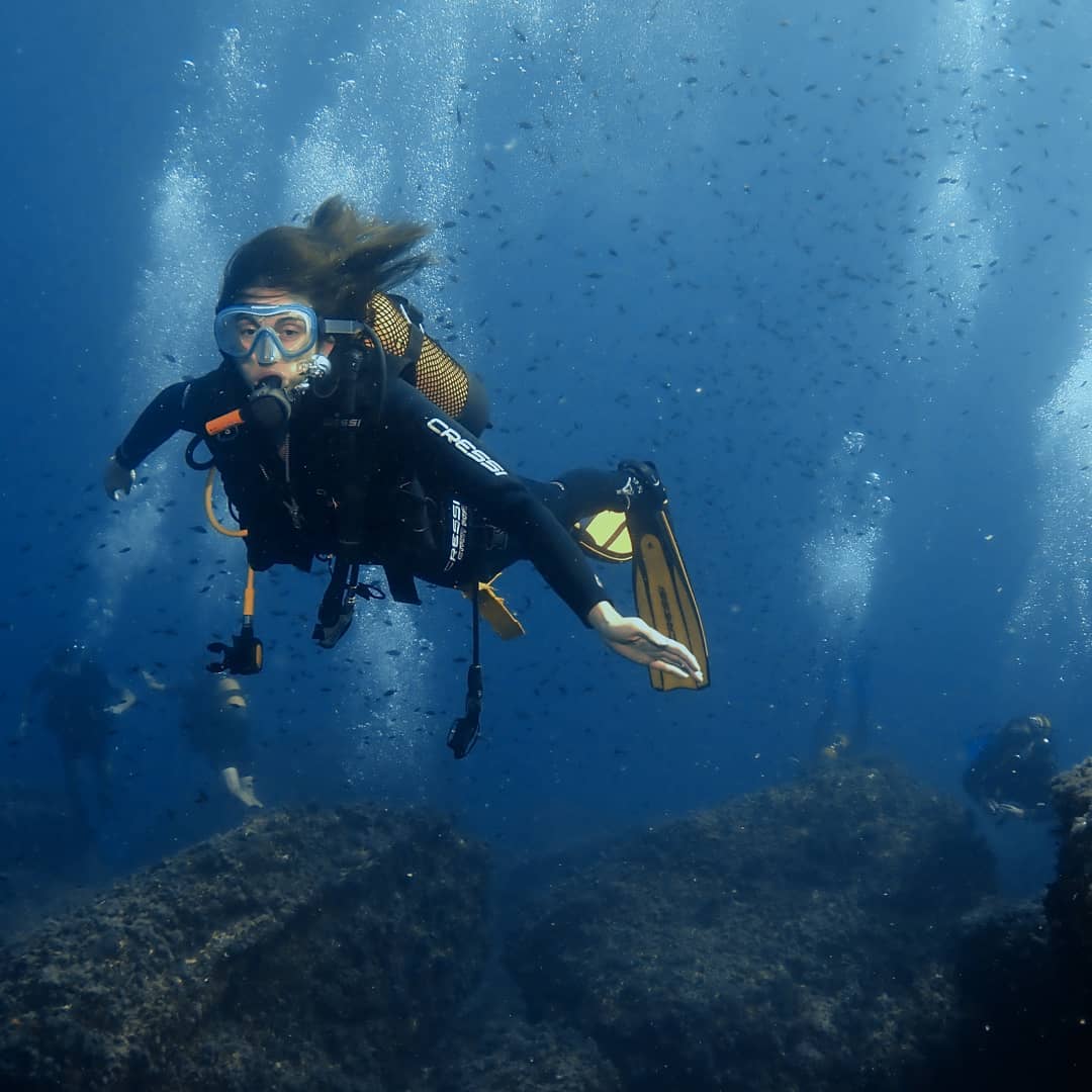 Persona buceando cerca de un arrecife